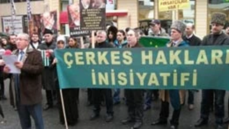 Çerkeslerin Habertürk eylemi: Murat Bardakçıyı Protesto