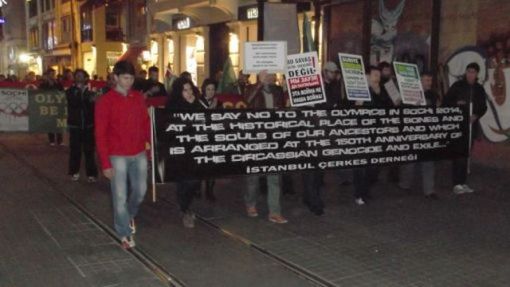 Çerkesler Soçi Olimpiyatları’nı bir kez daha protesto ettiler.