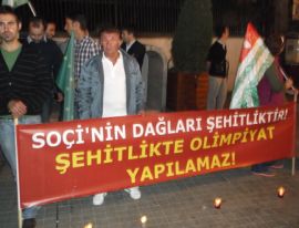“Her ayın 21’i, saat 21.00’de Rusya Konsolosluğu’nun Önünde” eylemlerinin ilki gerçekleştirildi